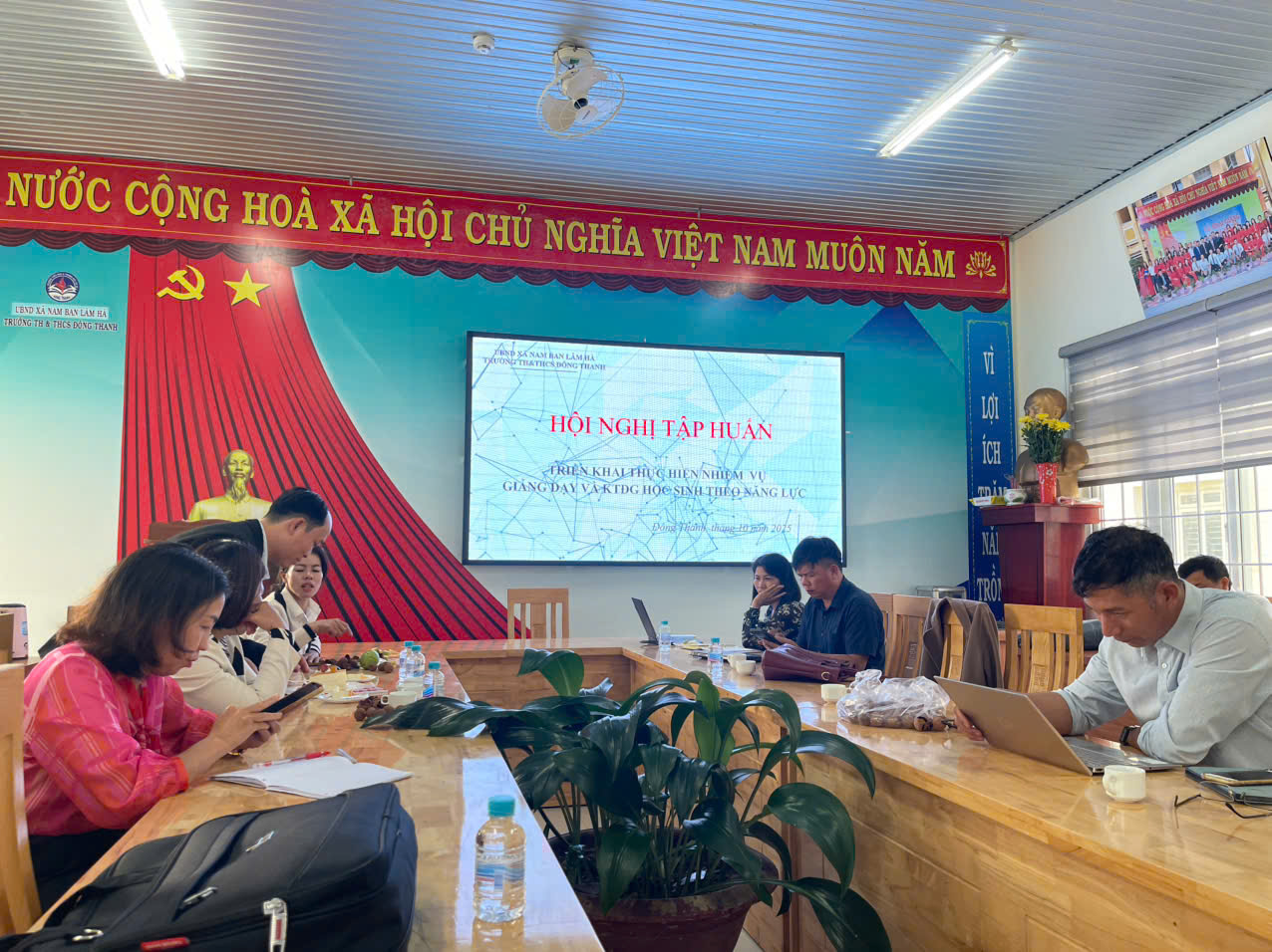 TẬP HUẤN CHUYÊN MÔN THỰC HIỆN NHIỆM VỤ GIẢNG DẠY VÀ KIỂM TRA, ĐÁNH GIÁ HỌC SINH THEO NĂNG LỰC